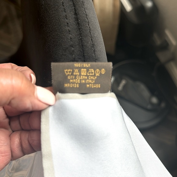 AUTHENTIC Louis Vuitton Bandeau Twilly silk scarf- Trunks BL. Ciel. Item M70456 - Picture 15 of 16